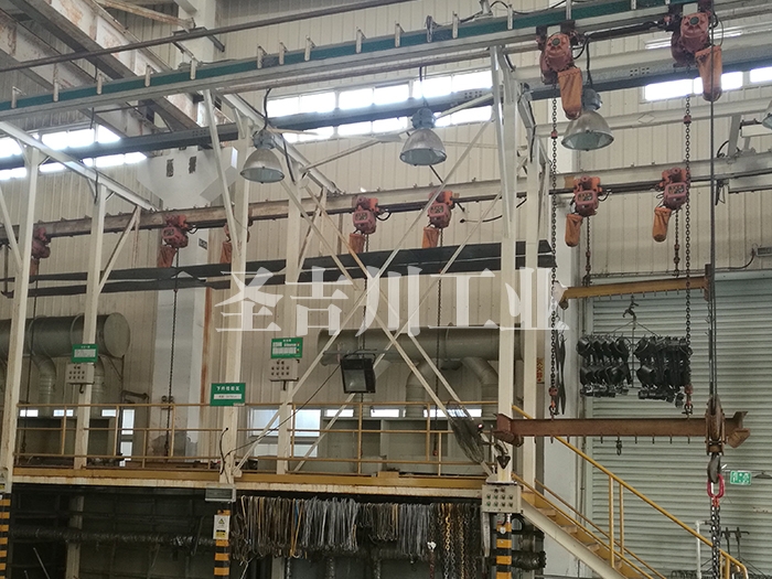 Step-by-step pre-treatment line for self-hoist