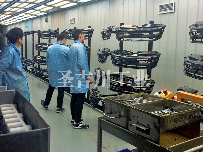 Air intake grille skid conveying