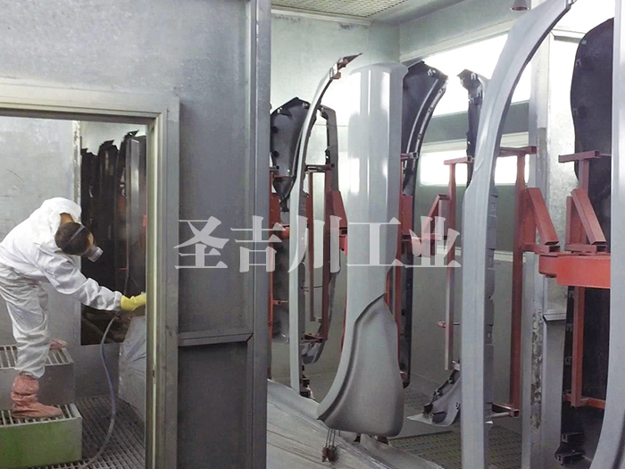 Manual spraying of left and right wheel covers