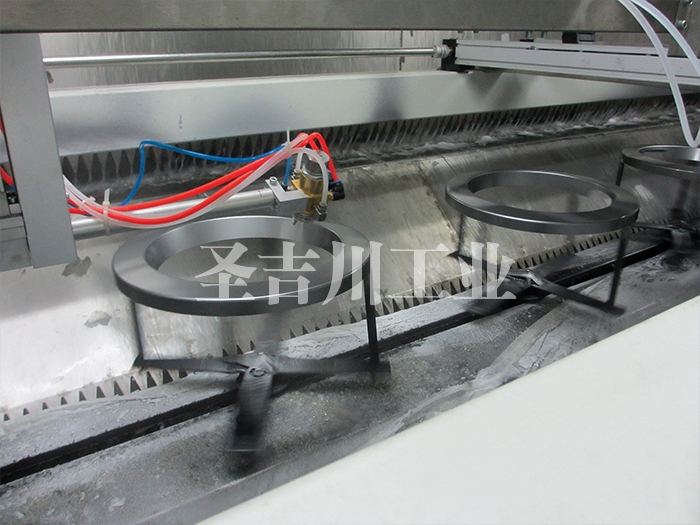 The washing machine panel shell automatically tracks the rotating reciprocating painting line